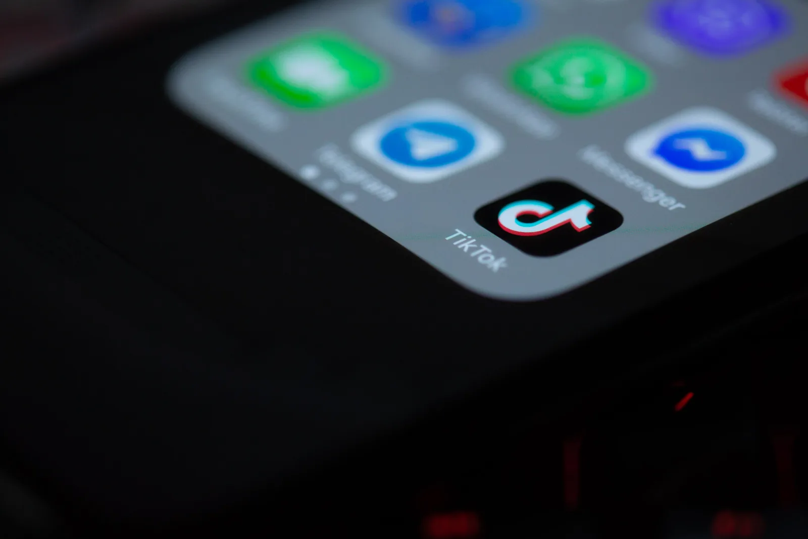Pantalla de un smartphone mostrando el icono de la aplicación TikTok entre otras apps