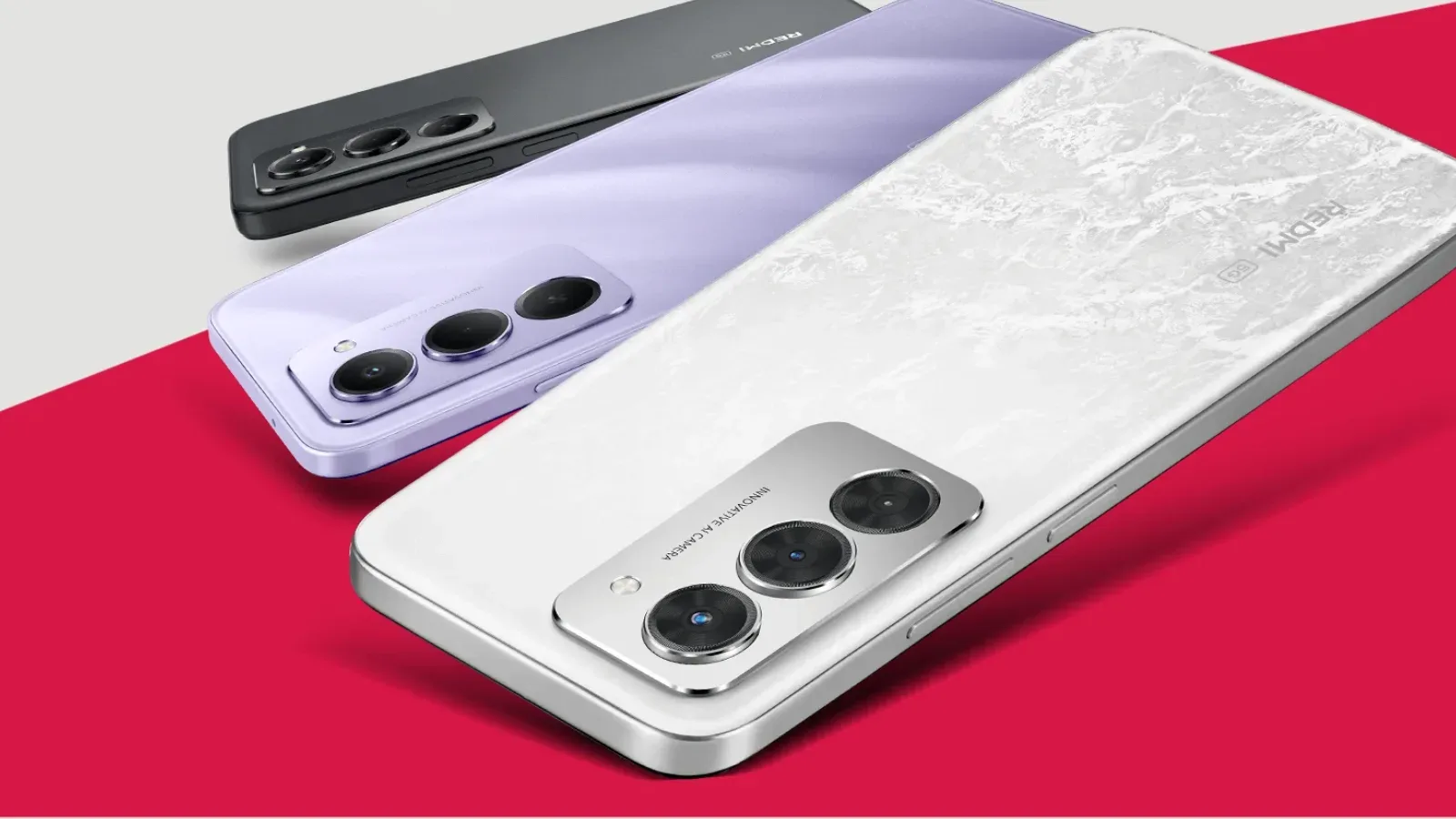 Tres smartphones Redmi en distintos colores muestran su módulo de cámara trasera