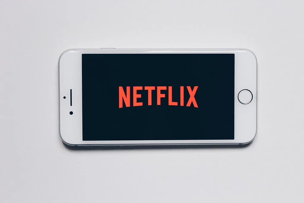 Un teléfono móvil sobre fondo blanco muestra el logo de Netflix en pantalla