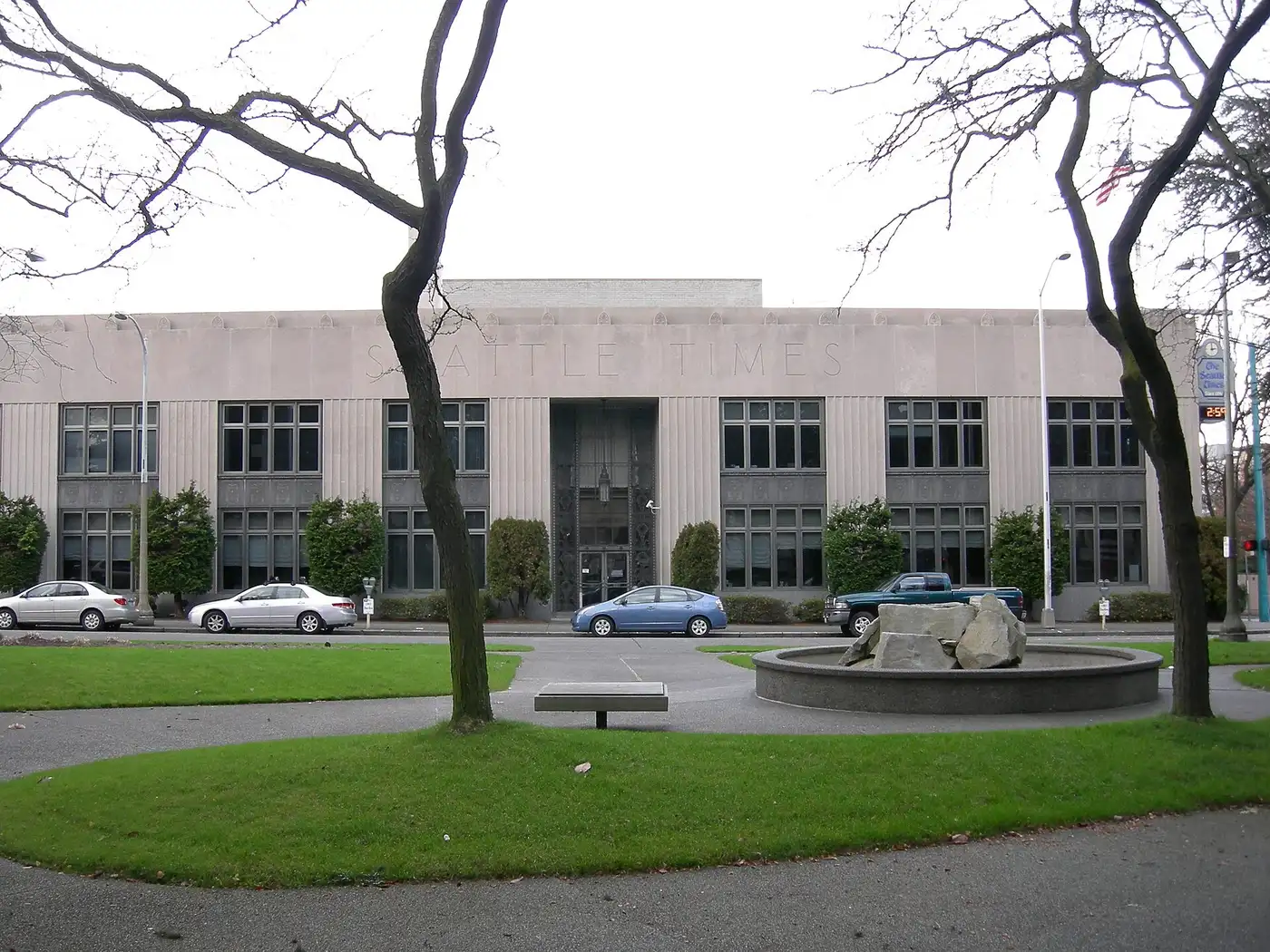 Fachada del edificio del Seattle Times con jardín y fuente en primer plano