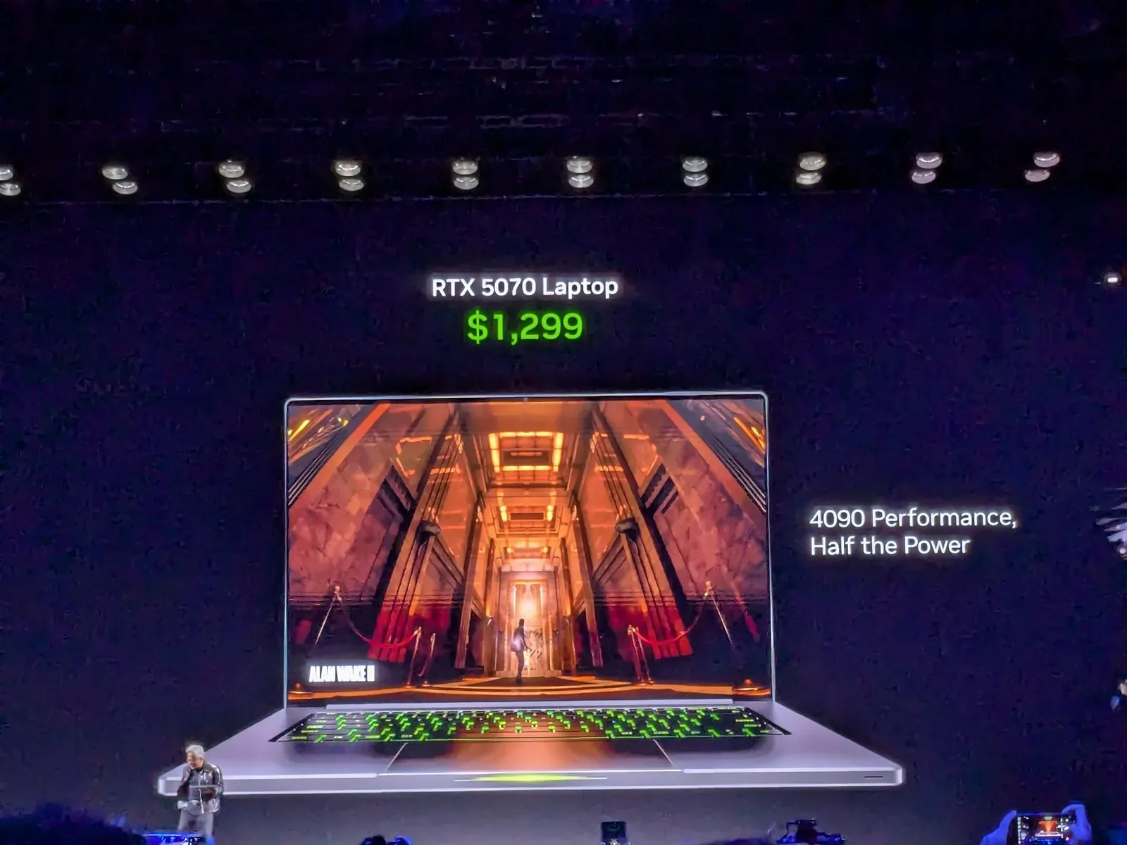 Presentación en escenario del portátil RTX 5070 con precio y prestaciones anunciadas