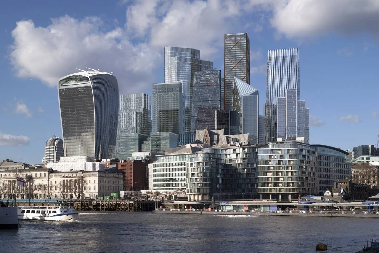 Vista de edificios modernos en Londres junto al río Támesis
