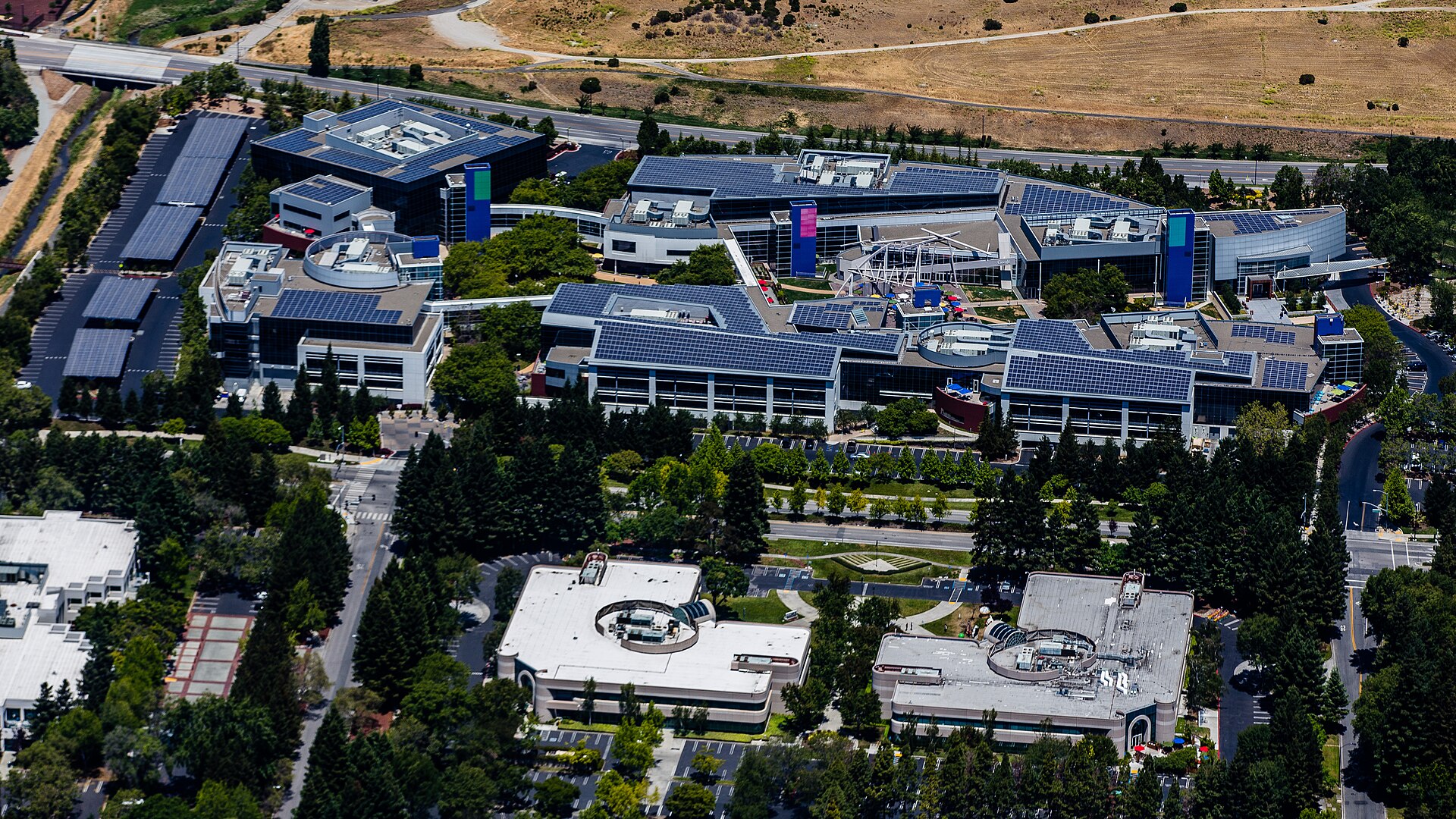 Vista aérea del campus de Google (Googleplex) con paneles solares en los tejados