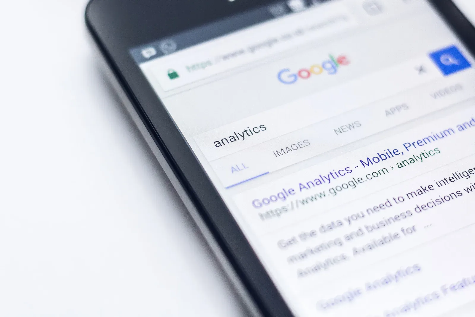 Búsqueda de Google en la pantalla de un teléfono móvil