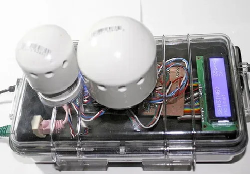 Dispositivo casero de sensores con pantalla LCD dentro de una caja transparente
