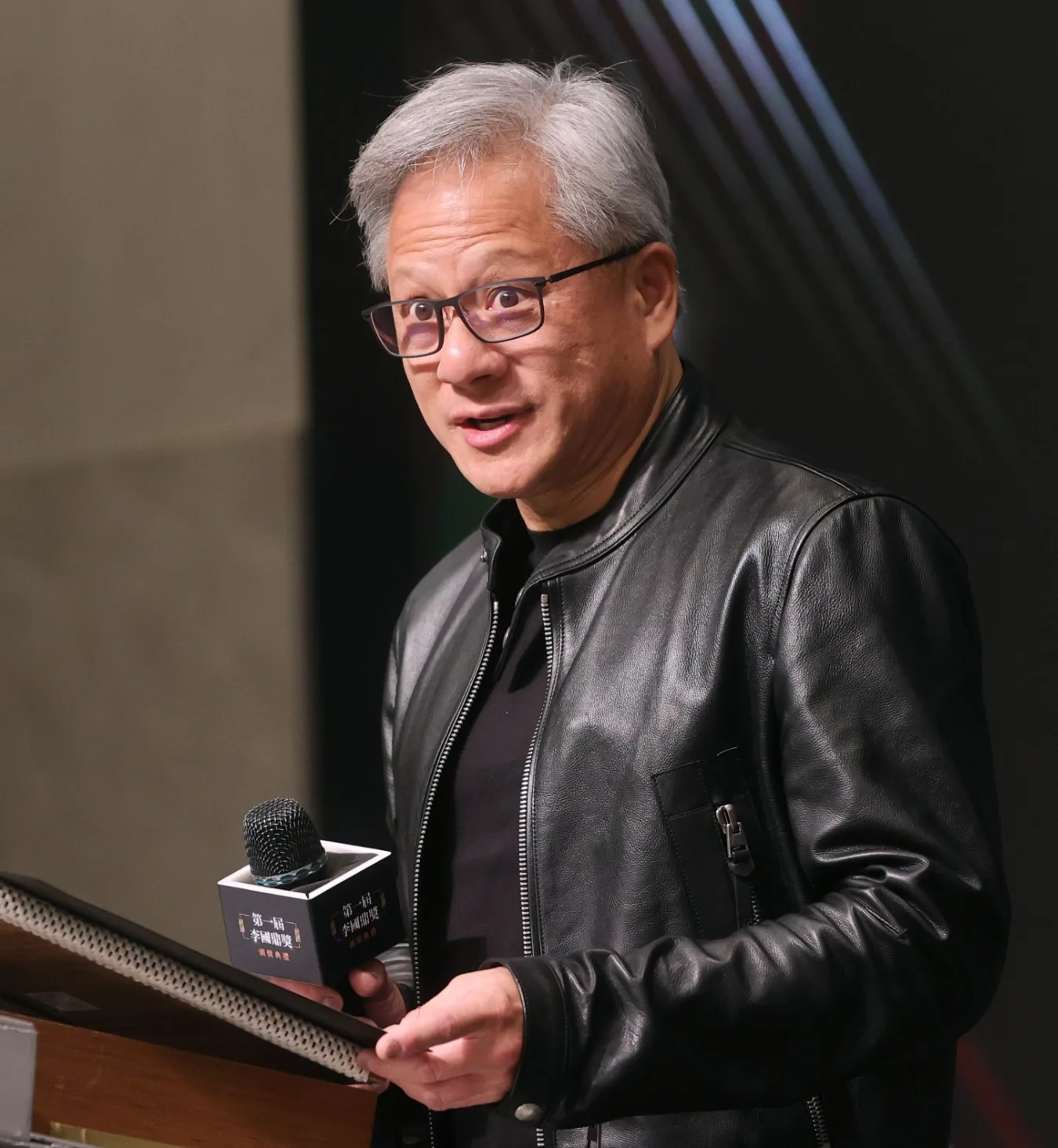 Jensen Huang, CEO de NVIDIA, habla con micrófono durante un evento público