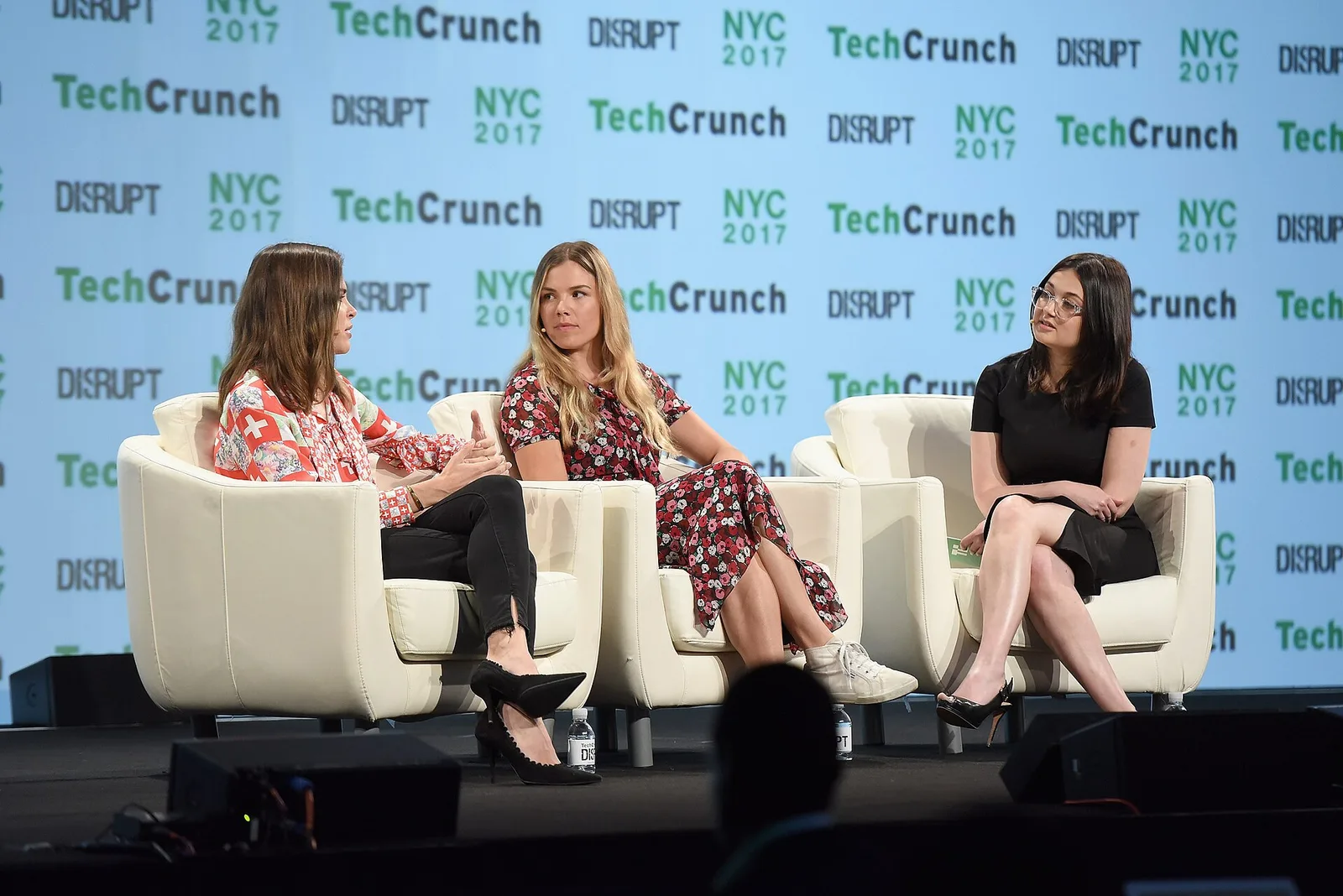 Tres mujeres conversan en un panel durante TechCrunch Disrupt NYC 2017.
