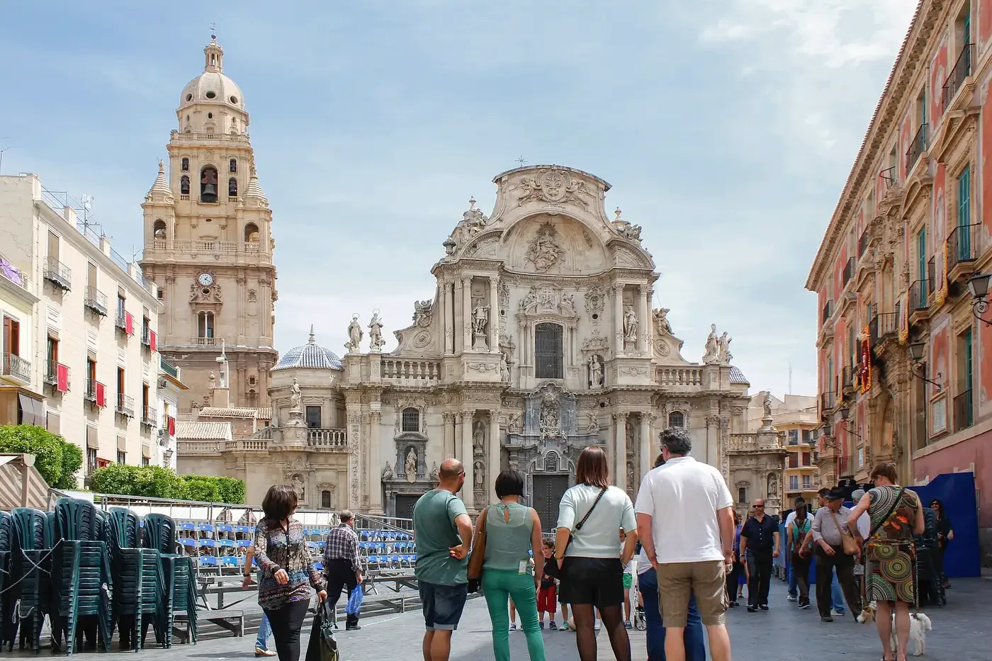 Turistas frente a la catedral de Murcia en un día soleado