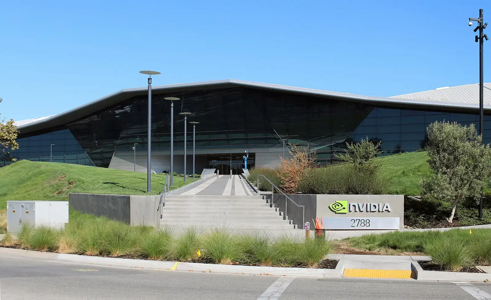 Fachada y entrada principal de la sede corporativa de NVIDIA en California
