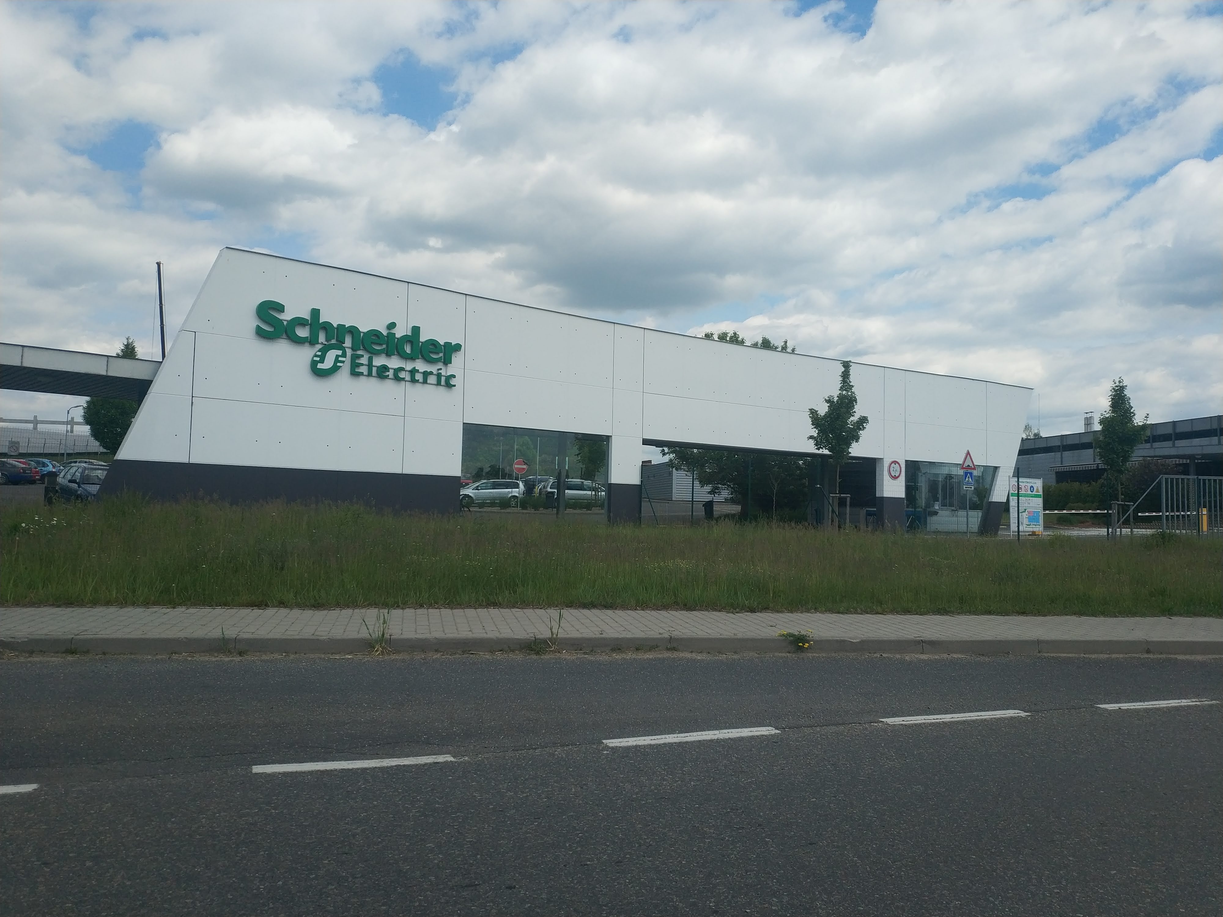 Fachada exterior de un edificio con el logo de Schneider Electric visible