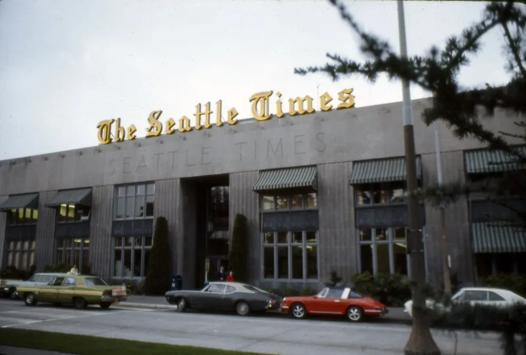 Fachada del edificio histórico del Seattle Times con coches de época aparcados