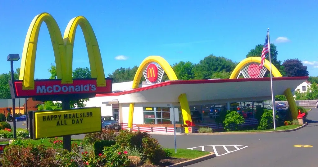 Fachada de un restaurante McDonald's con arcos dorados y cartel de ofertas