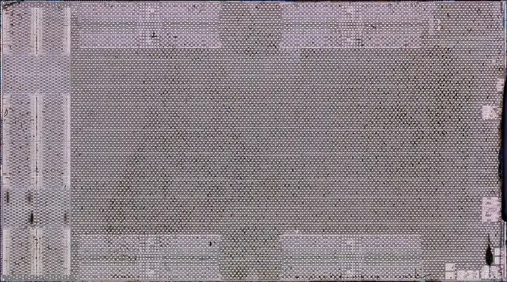 Primer plano de la superficie de un microchip con su patrón de circuitos integrados