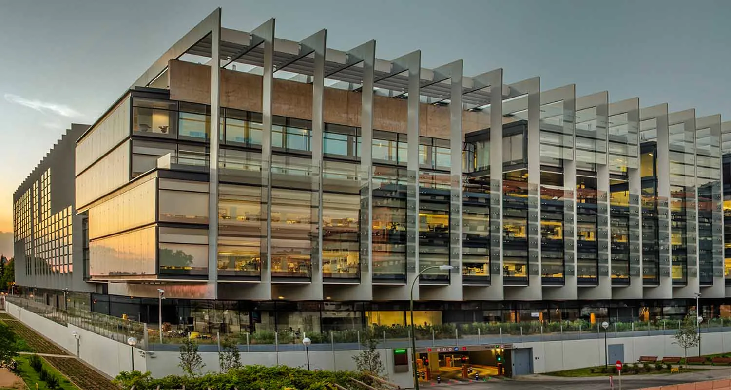 Fachada moderna de la sede corporativa de Repsol al atardecer