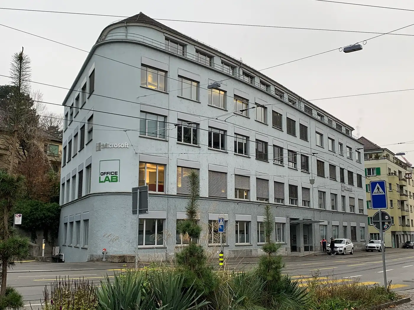 Fachada de un edificio con el logotipo de Microsoft junto a oficinas "Office Lab".