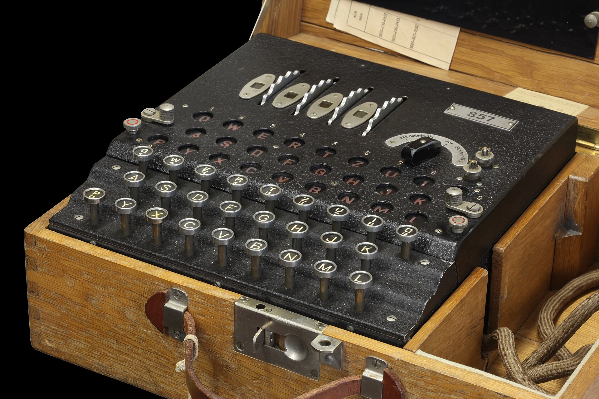 Máquina Enigma antigua en caja de madera con cables y teclado