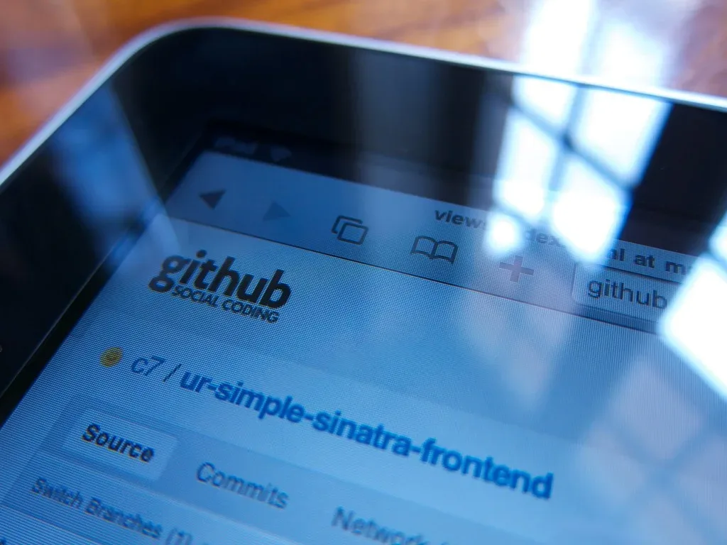 Pantalla de una tablet mostrando el sitio web de GitHub con un repositorio de código
