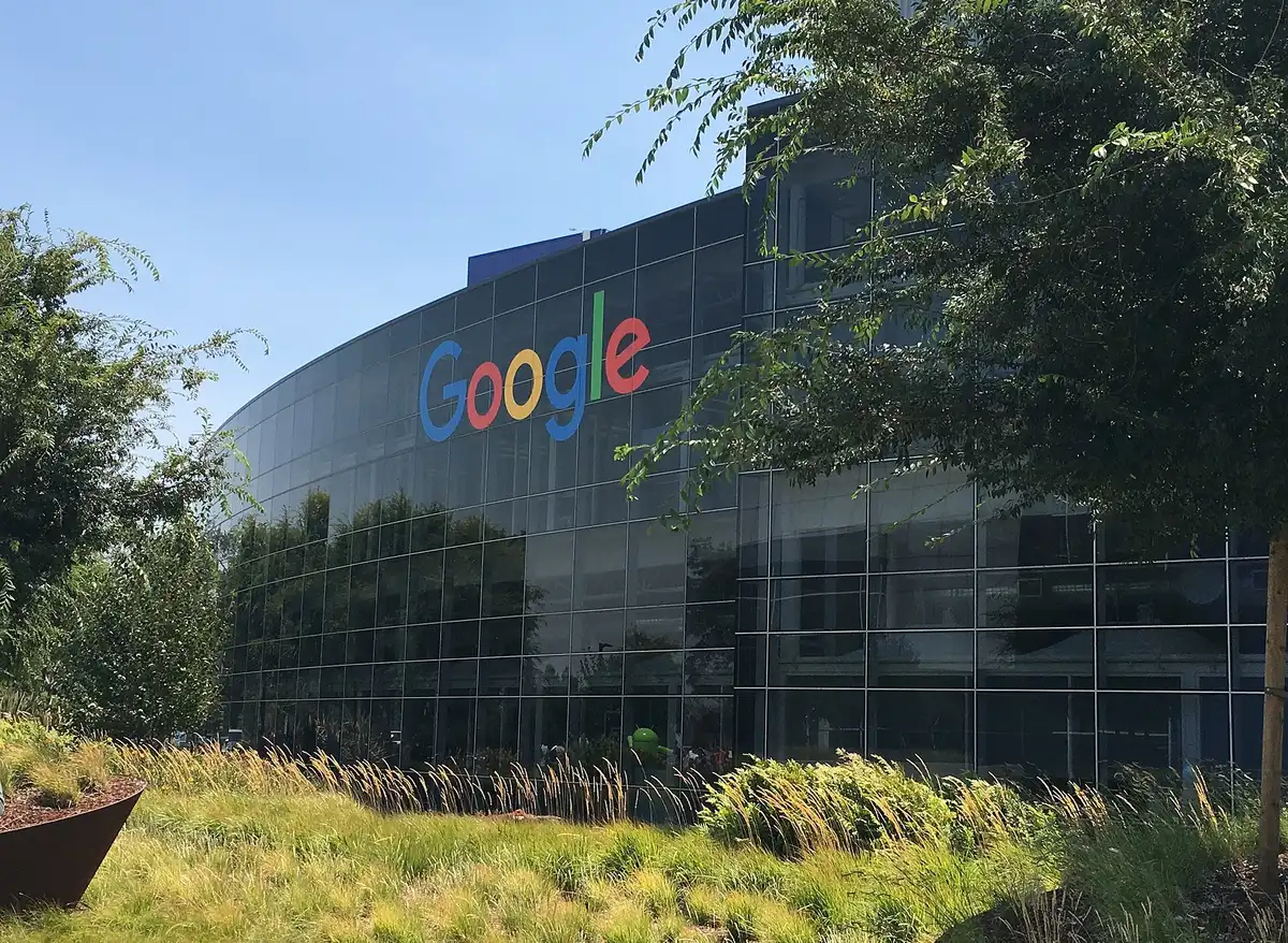 Fachada acristalada de un edificio de oficinas de Google con su logotipo