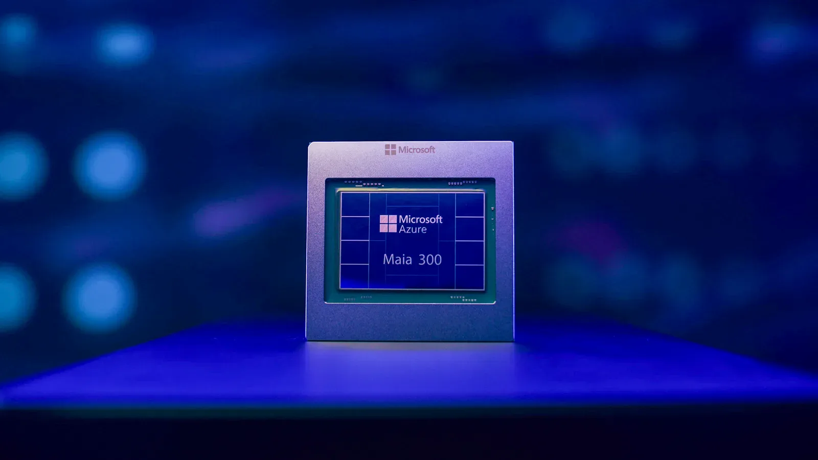 El chip acelerador de IA Microsoft Azure Maia 300 sobre una superficie azul