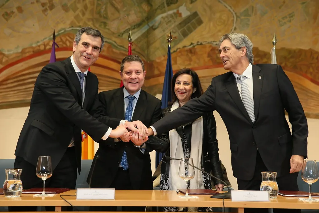 Autoridades se dan la mano tras la firma de un convenio institucional