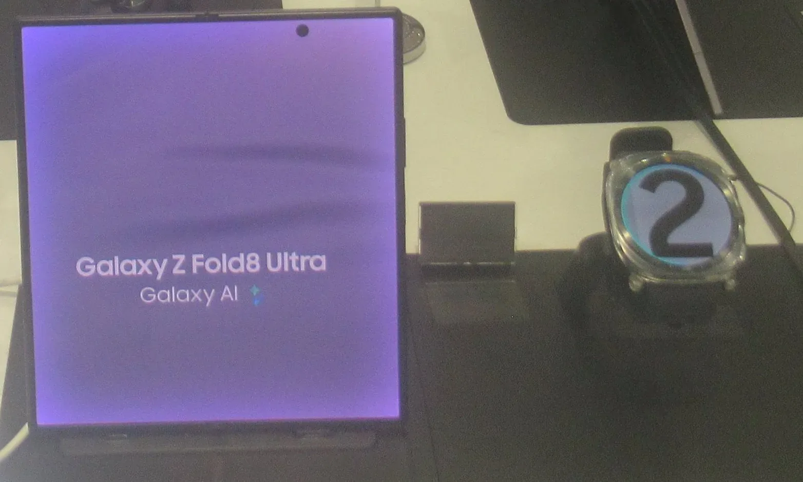 Samsung Galaxy Z Fold8 Ultra desplegado sobre mesa, junto a reloj inteligente en exhibición