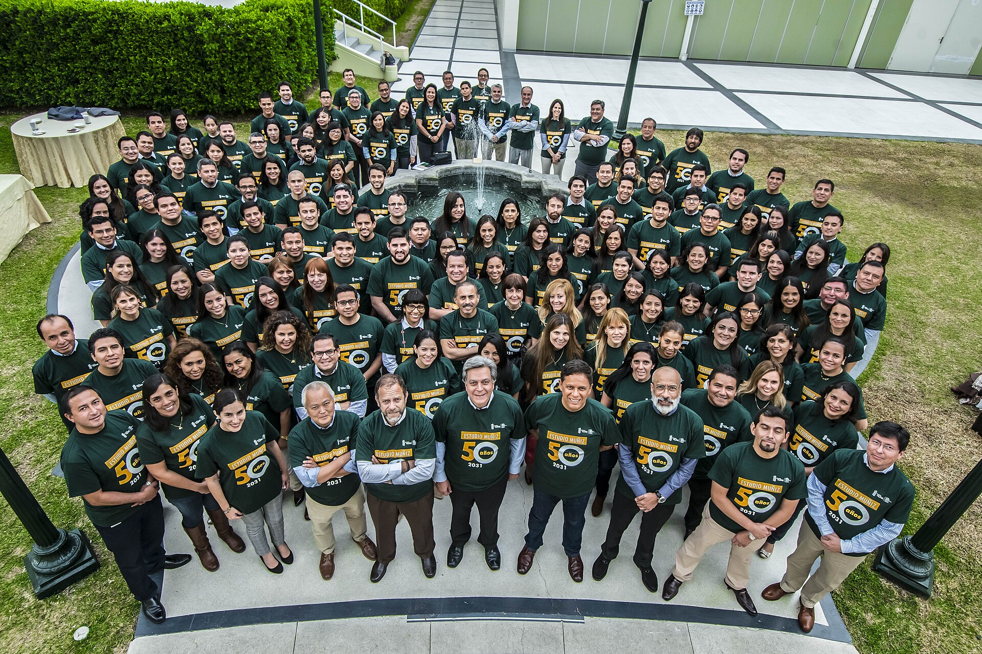 Equipo posando en evento con camisetas del 50 aniversario