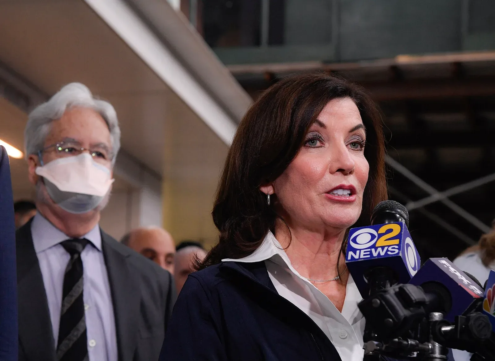 Kathy Hochul habla ante micrófonos de prensa en una rueda de prensa