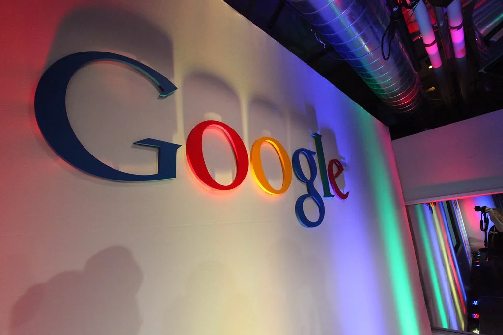 Letrero tridimensional con el logotipo de Google iluminado en un evento corporativo