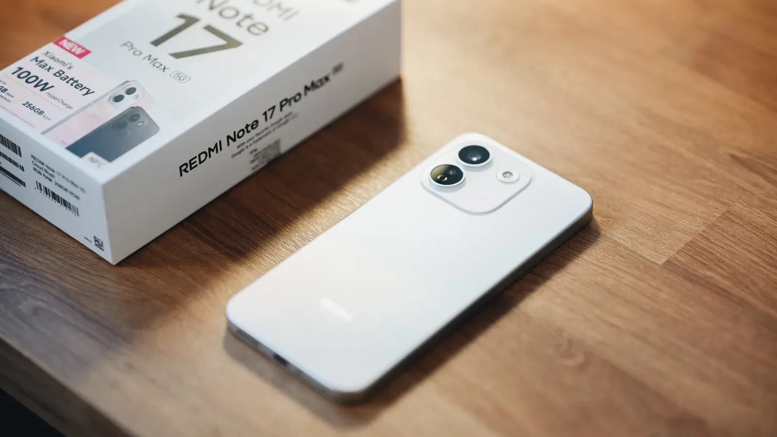 Móvil Redmi Note 17 Pro Max junto a su caja sobre superficie de madera