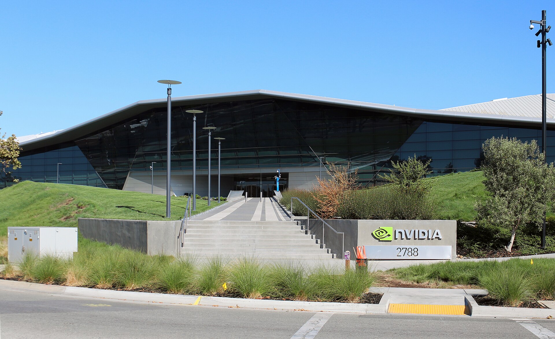 Fachada y entrada principal de la sede corporativa de NVIDIA en California