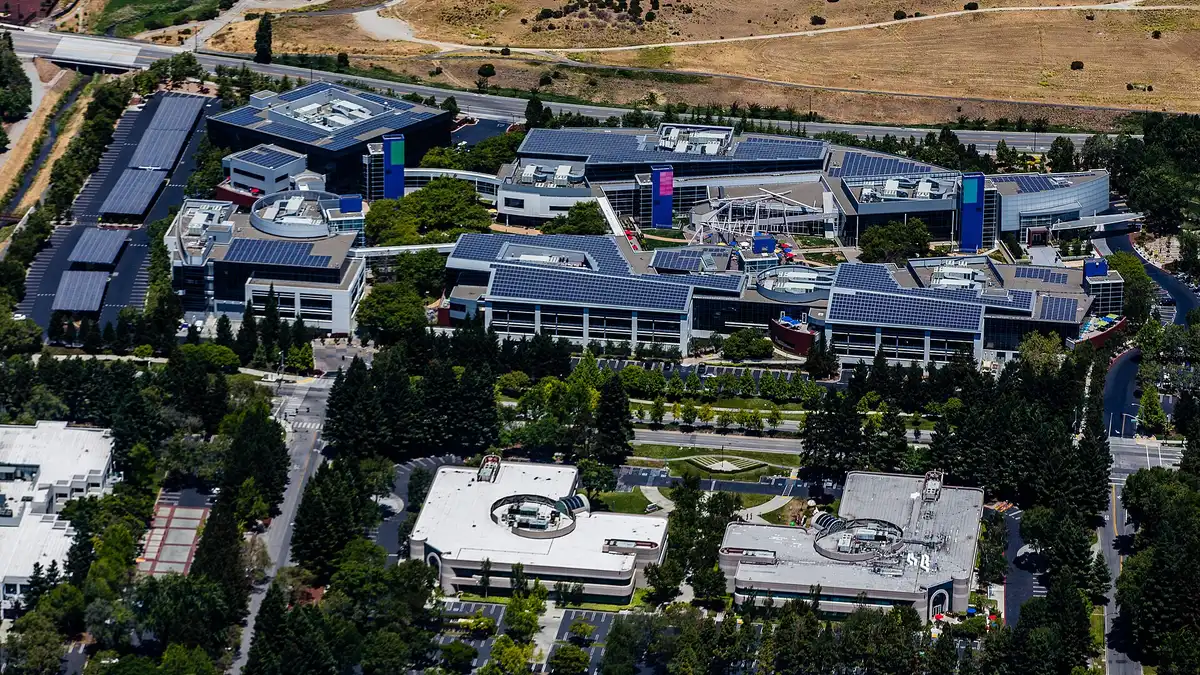 Vista aérea del campus de Google (Googleplex) con edificios y paneles solares en Mountain View