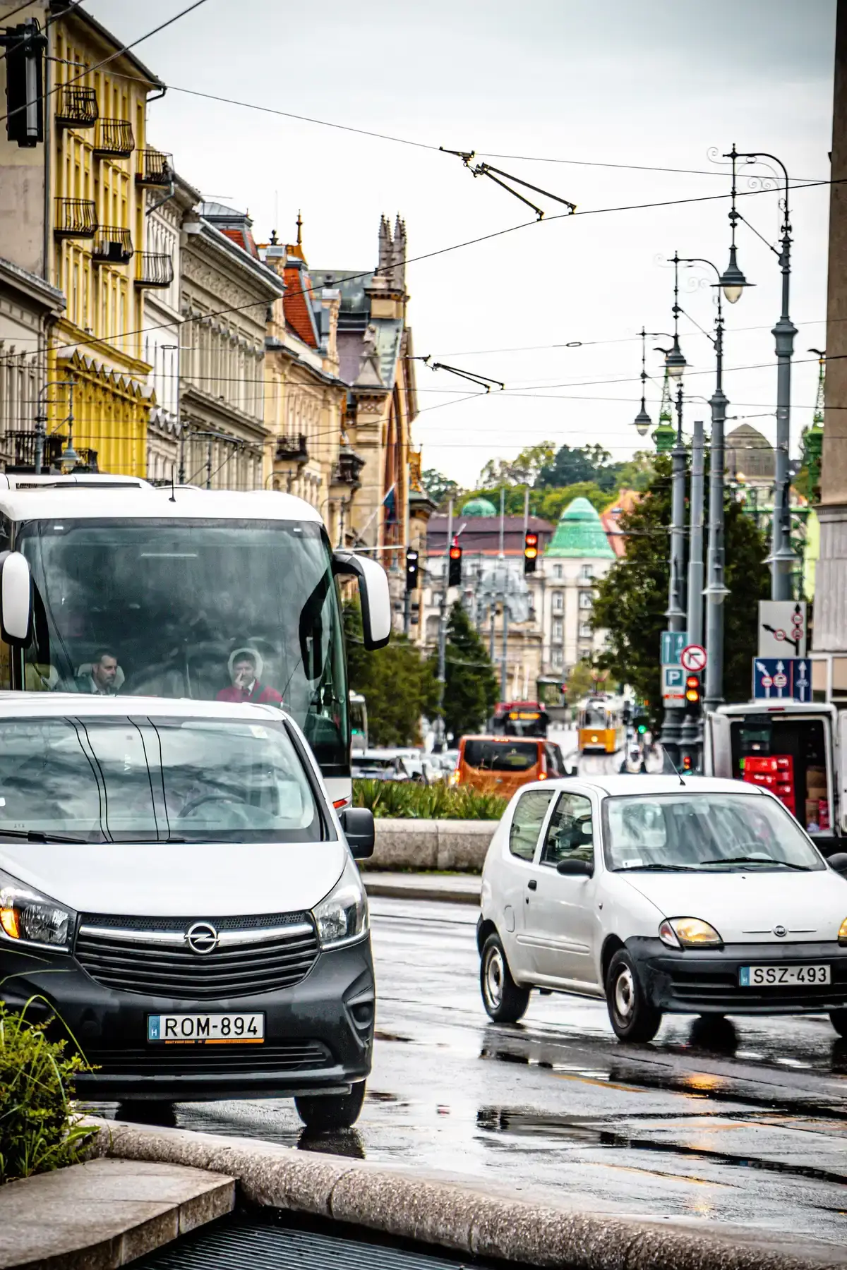 Tráfico de coches en una calle de Budapest
