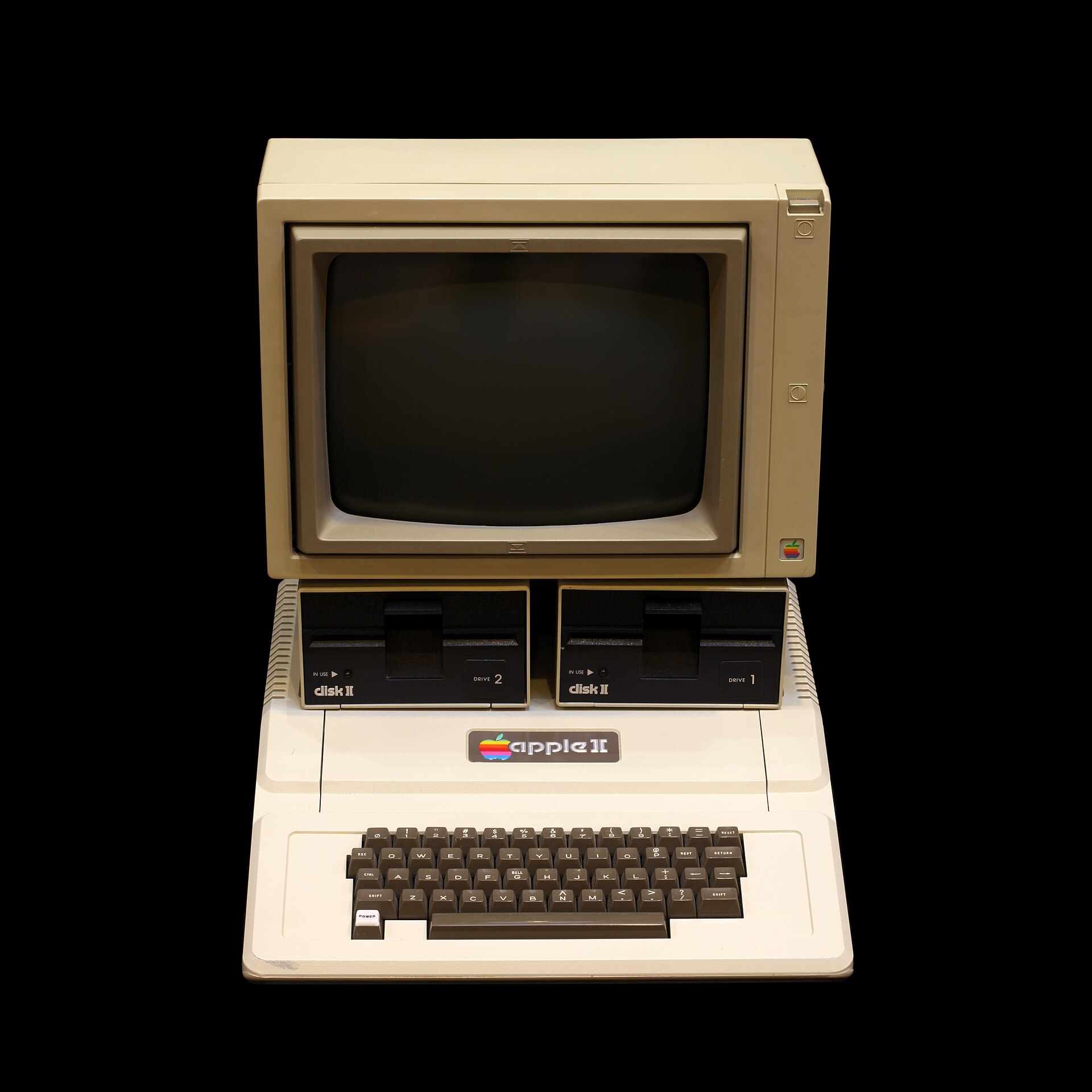 Equipo Apple II vintage con monitor y doble disquetera en fondo negro