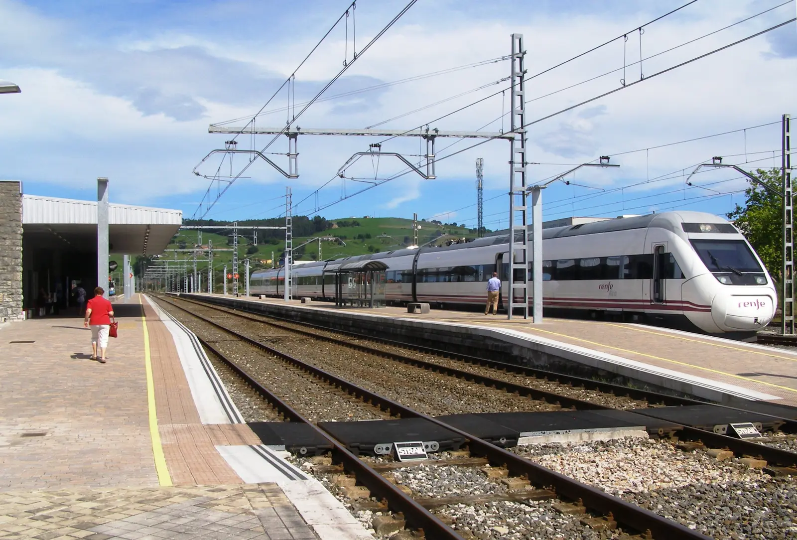 Un tren de Renfe estacionado en el andén de una estación ferroviaria
