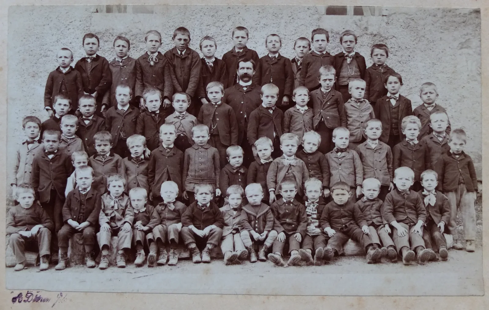 Grupo de escolares de primaria fotografiado hacia 1890