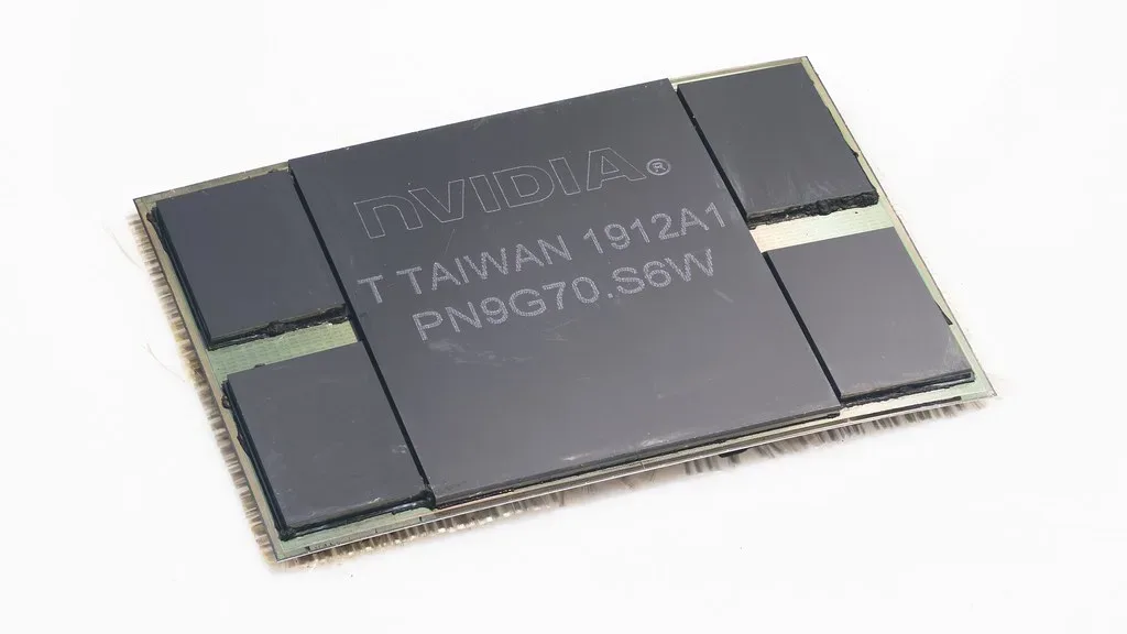 Primer plano de un chip semiconductor de Nvidia sobre fondo blanco