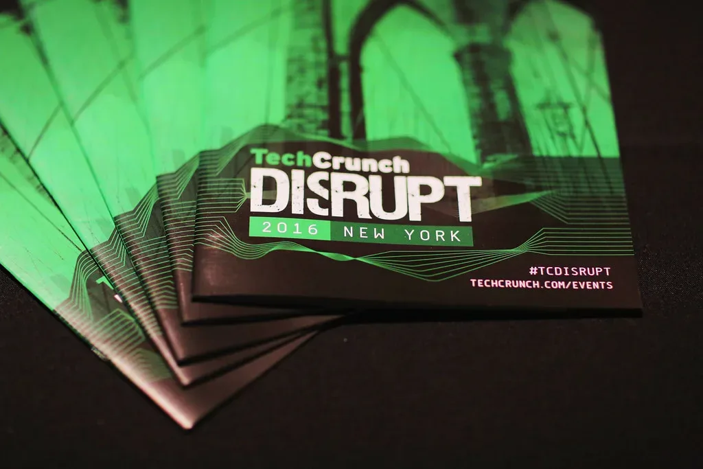 Folletos impresos del evento TechCrunch Disrupt 2016 en Nueva York, sobre una mesa