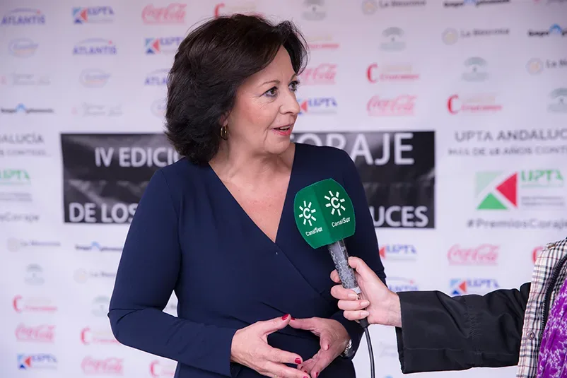 Mujer es entrevistada con micrófono de Canal Sur en evento de premios UPTA
