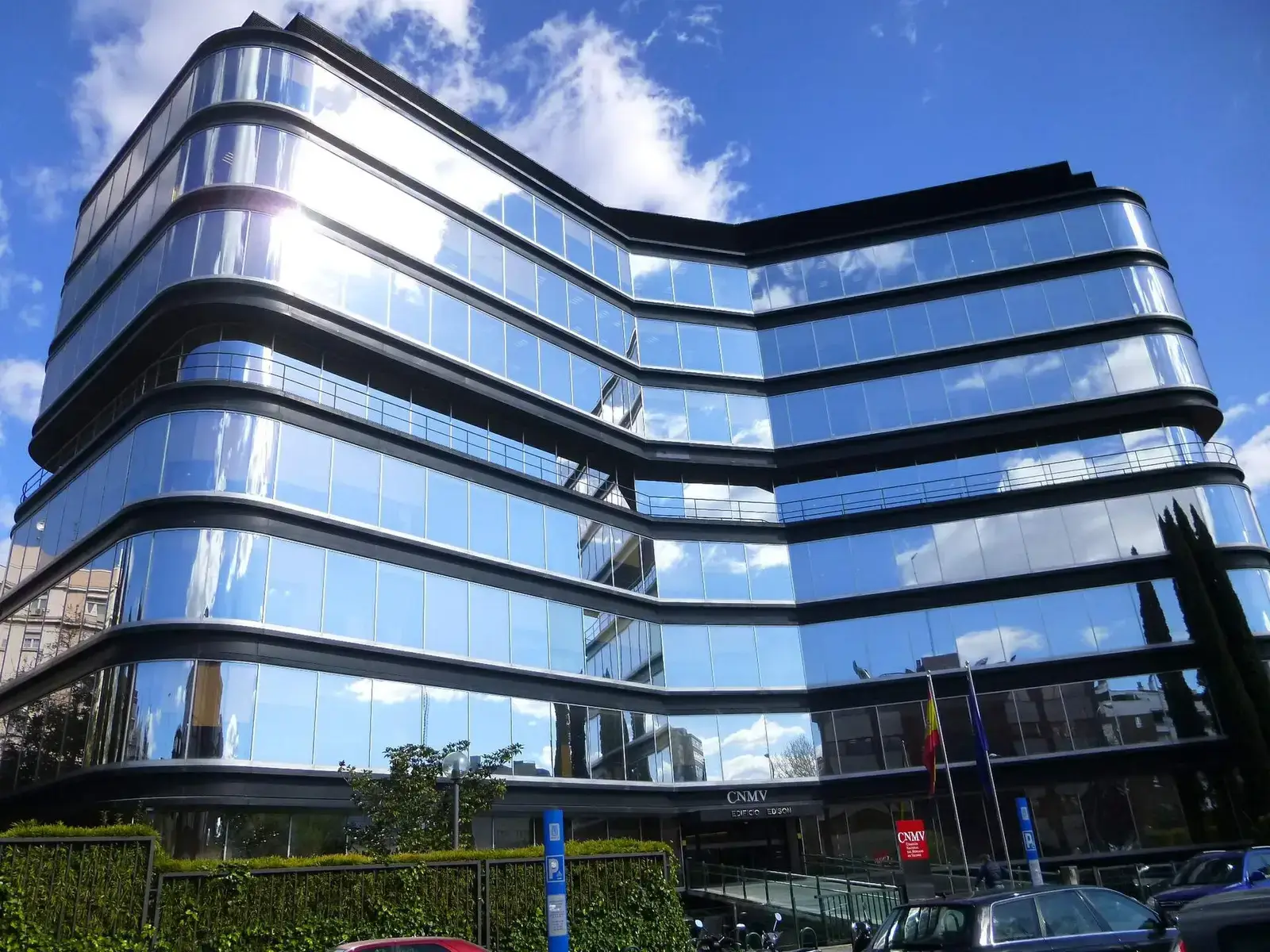 Fachada acristalada del edificio sede de la CNMV en Madrid, con su rótulo identificativo.