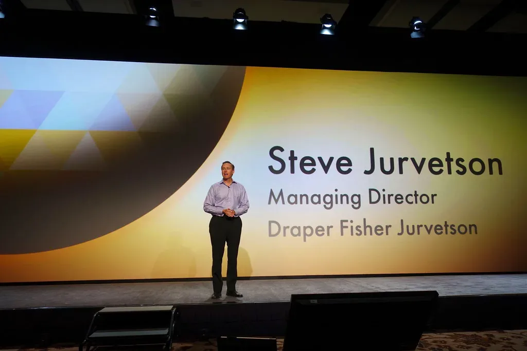 Steve Jurvetson, de Draper Fisher Jurvetson, habla en un escenario durante una conferencia